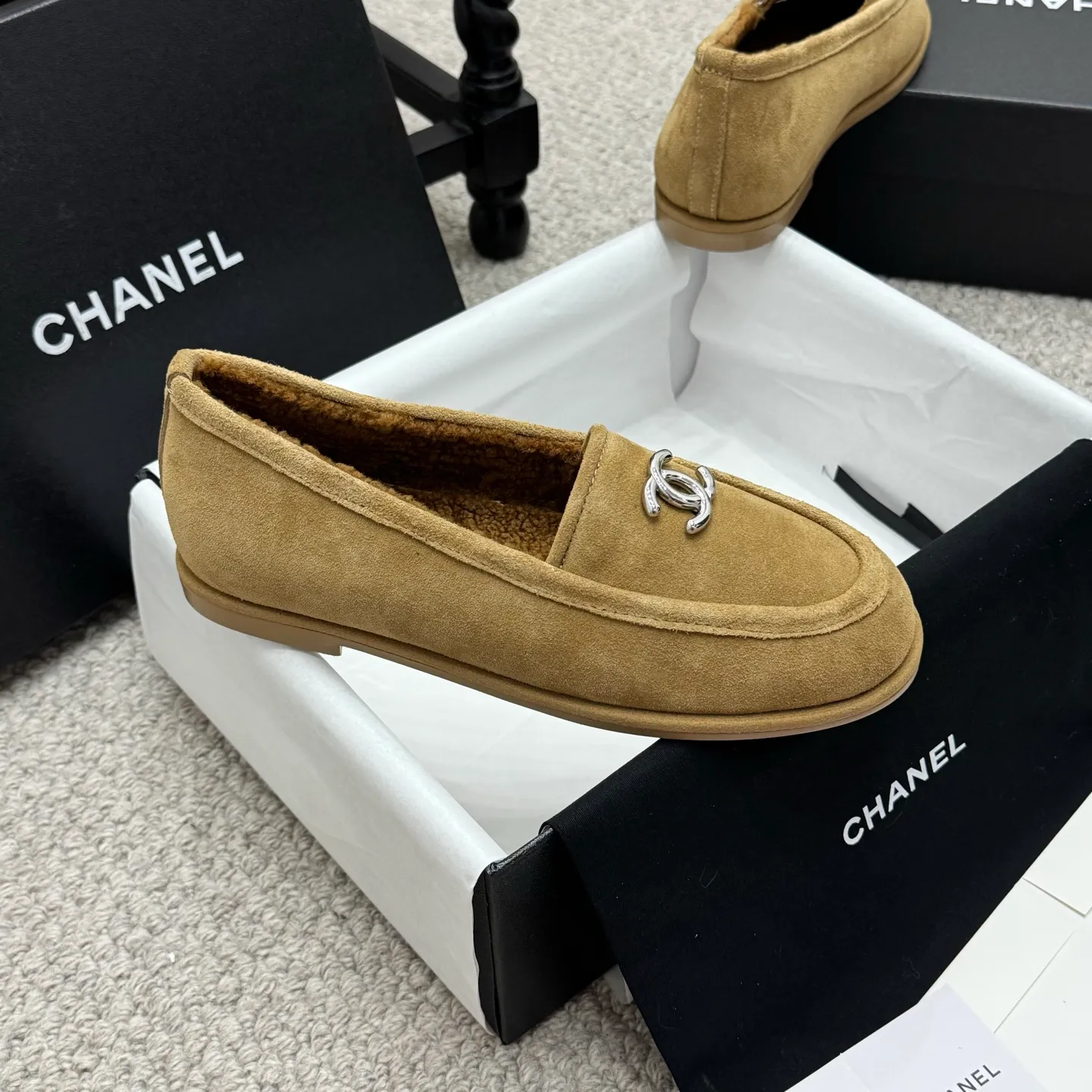 👟👟Ex-factory price 600👟👟 Classic model 🇨🇳ChaneL 25K Teddy fur loafers Simple and high-end design, super versatile! Double C logo embellishment! Imported suede has the texture of natural animal leather visible to the naked eye! The top version is stress-free when entering and exiting the cabinet. It has a bookish texture on the feet and feels great on the feet. Versatile item. ✅Upper: Customized imported suede. ✅Inner lining: imported lamb wool. ✅Outsole: imported genuine leather. ✅Size: 35-40. ✅Comes with a full set of packaging.